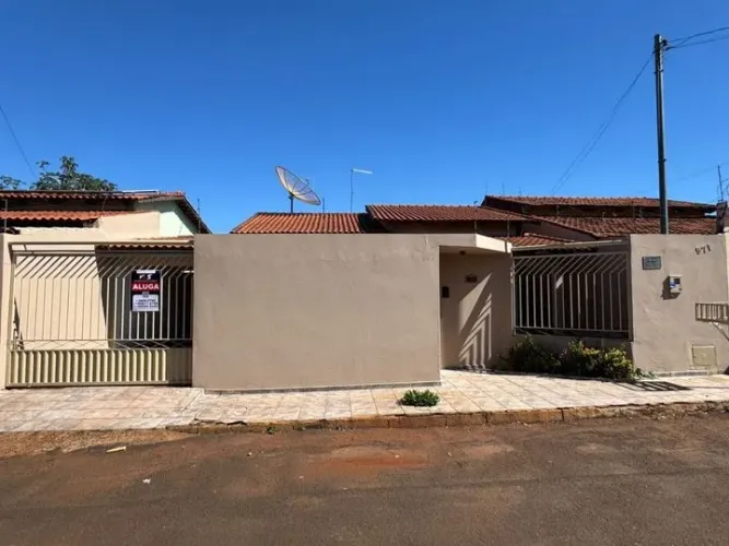 Casa com 3 Quarto(s) e 1 banheiro(s) para Alugar, 360 m² por R$ 2444 / Mês