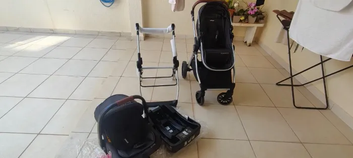 Carrinho de bebê Romanzo infanti - trio ( carrinho +bebê conforto + base + chassi zerado