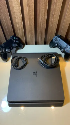 PS4 1TB SEMINOVO 2 MANETES FIOS