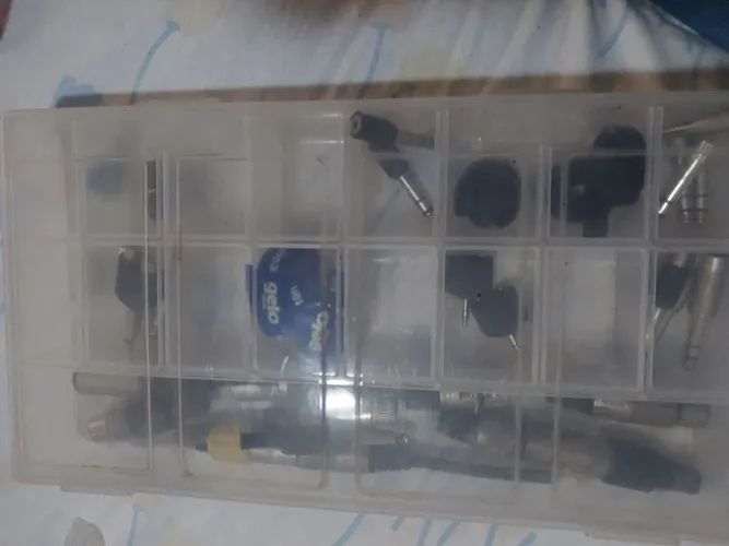 Caixa com vários plugs novos e usados.  Plugs xlr para microfone e adaptadores.