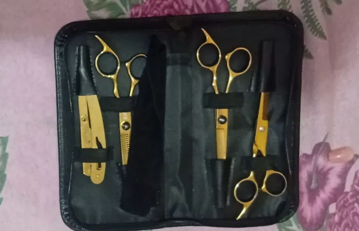 Vendo kit com navalha e tesouras em bom estado de uso 