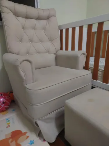 Poltrona de Amamentação Bege com Puff Capitonê Quarto de Bebê