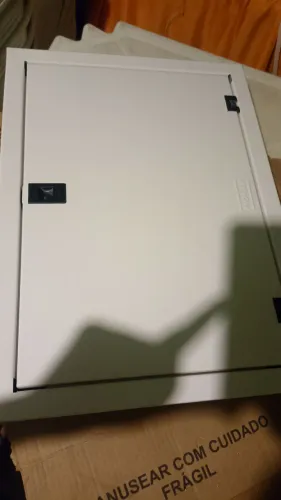 Quadro com barramento para 24 disjuntores de embutir