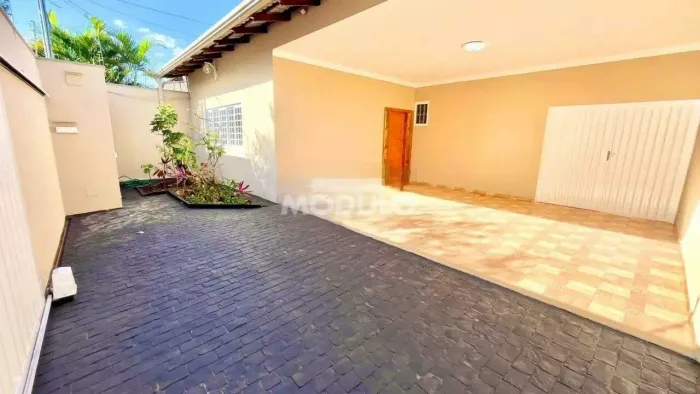 Casa residencial disponível para locação no bairro Santa Mônica.
