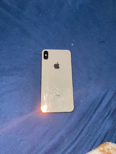 Iphone xs max tela quebrada no canto e traseira tmb, bateria 100%