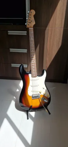 Guitarra Squier Bullet Stratocaster Sunburst + Suporte IBOX + Cabos Santo Ângelo