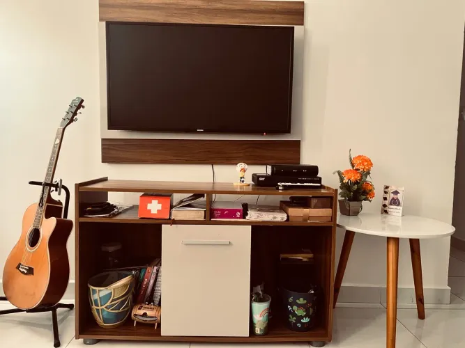 Televisão , Guarda roupa , mesa