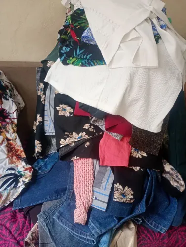 Lote 100 roupas para bazar - vídeo de todas