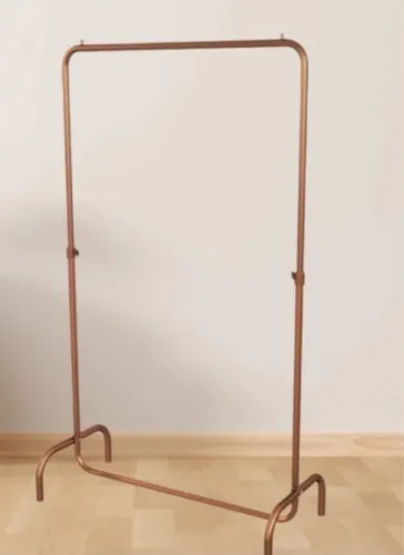 Arara de roupas na cor rose 