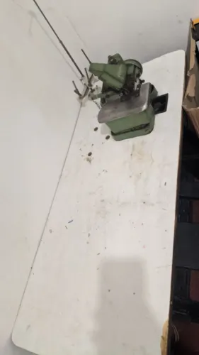 Máquina overloque semi industrial (Obs) motor colado, tem que ajeitar