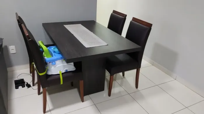 Mesa de jantar com 4 cadeiras .