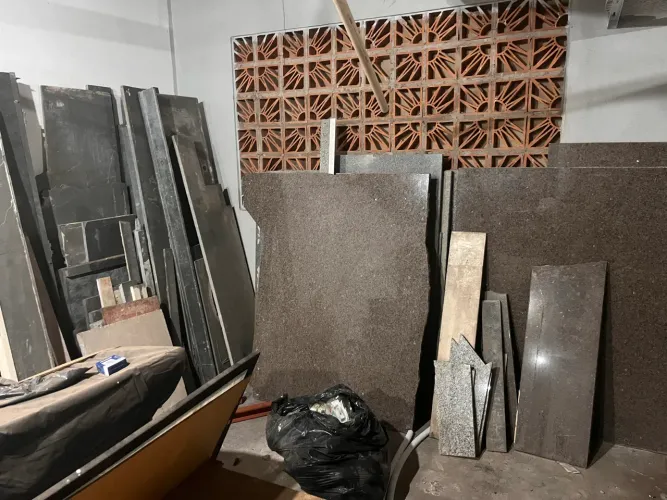 Todas as pedras de mármore por 2 mil reais 