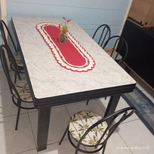 Mesa com 6 cadeiras 