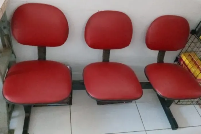 Vendo cadeiras em longarina