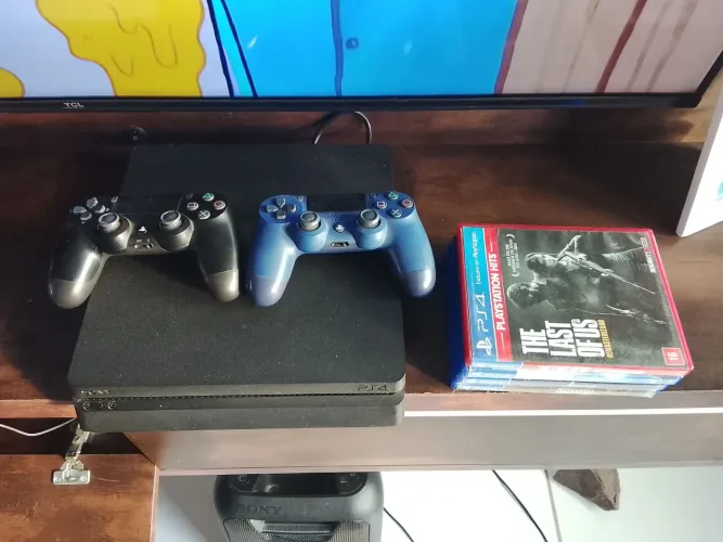 PS4 slim com 2 controles