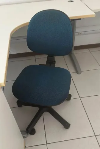 Cadeira secretária ergométrica preta e azul 