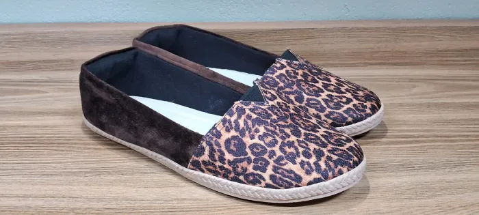 Calçado feminino estilo alpargatas modelo oncinha