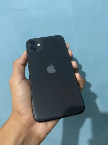 Vendo iPhone 11. Os riscos são da película não da tela.
