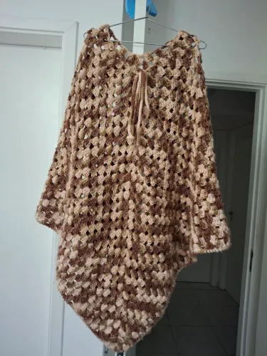 Poncho de lã, crochê a mão 