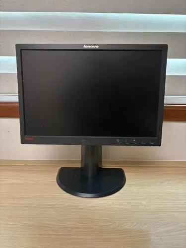 Lote de 3 Monitores 19" Usados (Lenovo, Dell, HP) - Funcionando