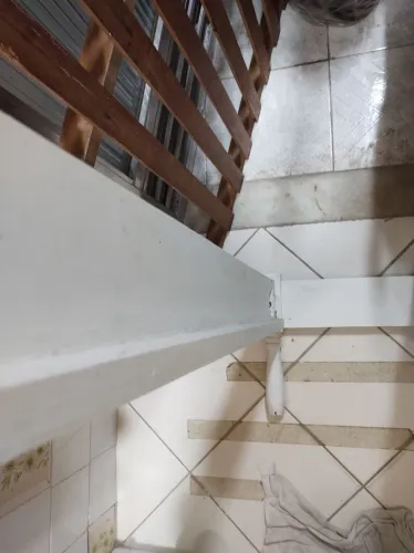 Cama de solteiro madeira simples.