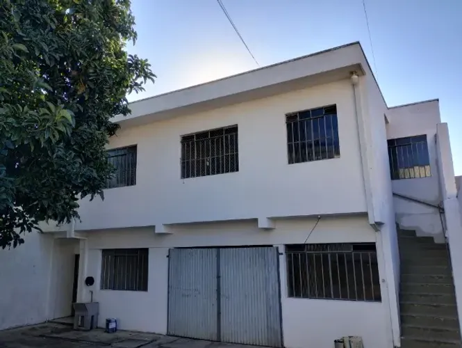 Aluga-se sobrado