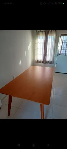 Mesa de 8 lugares sem cadeiras