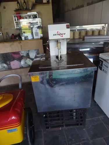 Máquina de fazer picolé e carrinho de picolé 