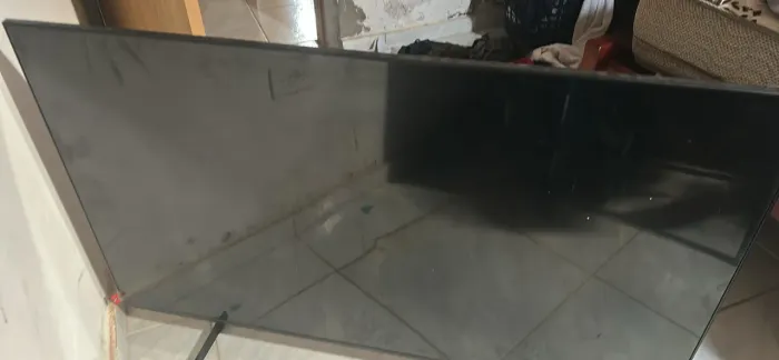 Tv Samsung 50 polegadas oito meses de uso com a tela quebrada vendo para retirar peças