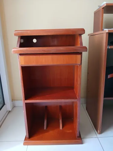 Mesinha de cabeceira em mogno