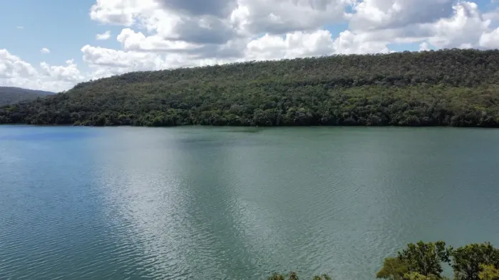 para vc investidores 5 .5 alqueires beira do lago caldas novas .
