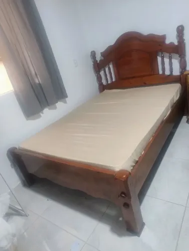 Cama em Madeira retrô, com colchão em bom estado