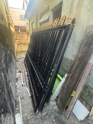 Grade de ferro com acabamento medindo  14 metros por 2 metros de altura 
