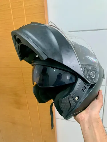 Capacete articulado preto fosco com viseira solar