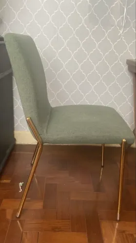 Cadeira estofada verde com pés dourados - moderna, elegante e confortável