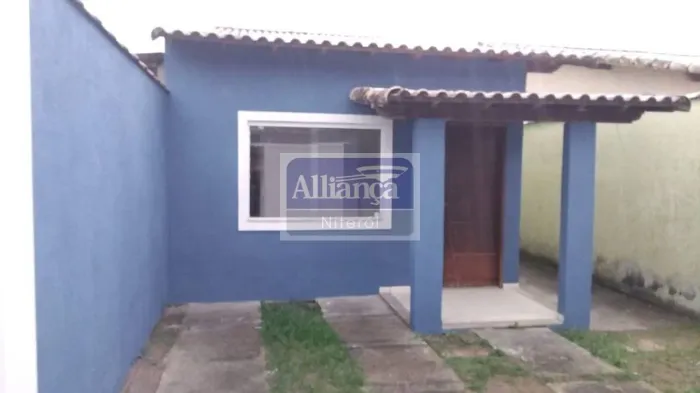 Casa linear com 2 dormitórios, 1 suíte, quintal e 1 vaga de garagem à venda, 120 m² por R$