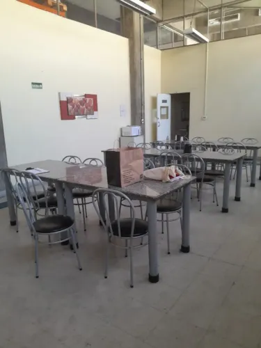 Mesa retangular com cadeiras 