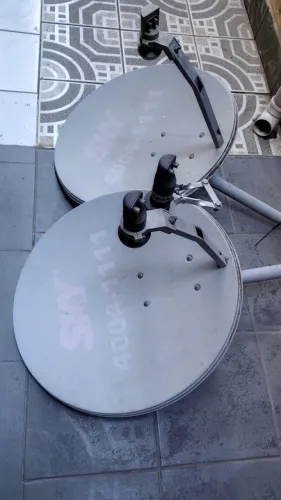 Par de antenas parabólicas Sky