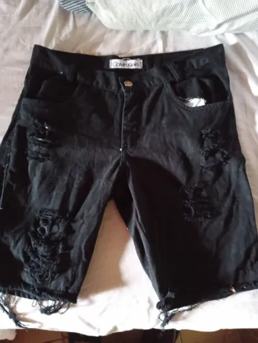 Vendo uma bermuda jeans Calvin klain top. Entrego 