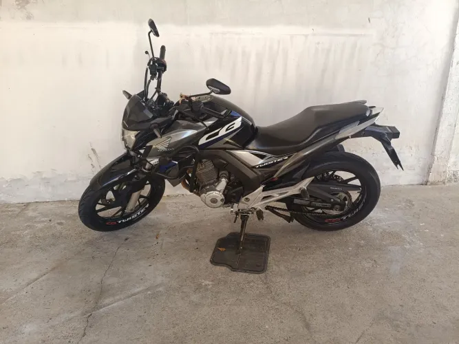 CB 250F 2019 Prata CBS