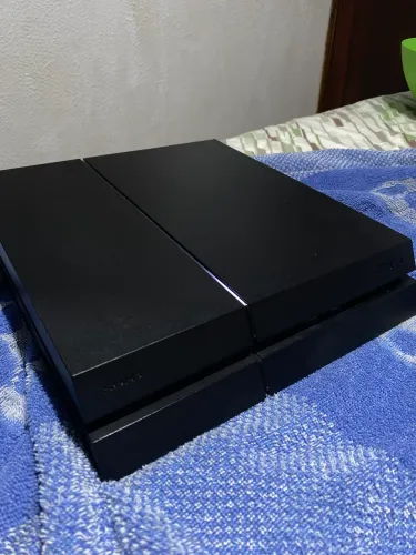 Vendo Ps4 Fat, perfeito estado, sem marcas de uso, acompanha 3 jogos originais.