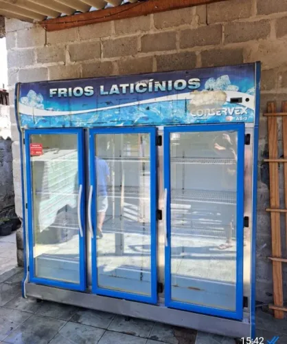 Freezer expositor três portas de vidros.