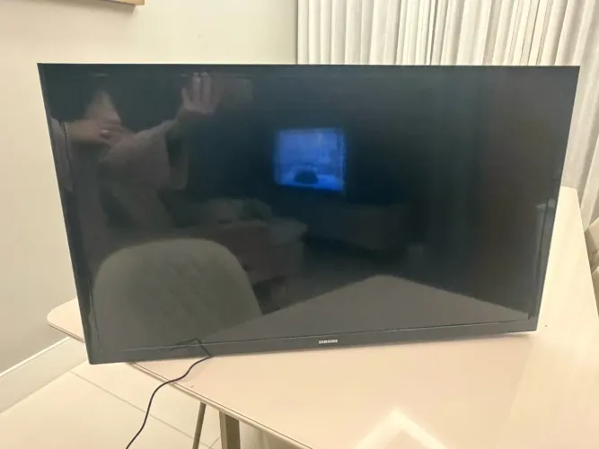 Vendo Smart TV Samsung J4300 de 32 polegadas em excelente estado de conservação.