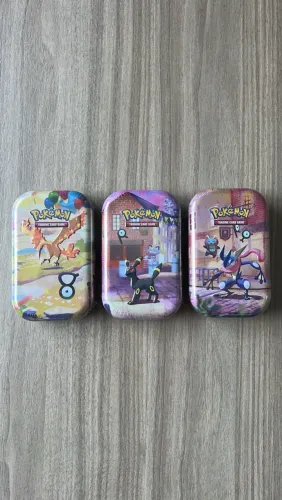 Pokémon 30 anos Mini Lata em inglês - Personagens variados