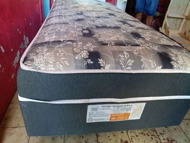 Cama box solteiro conjugado com molas ensacadas...já tá higienizado 
