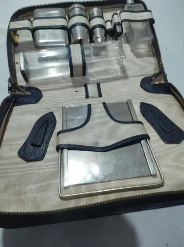 Estojo de barbear vintage ( Irmãos Piacentini) está faltando alguns itens, zíper falhando