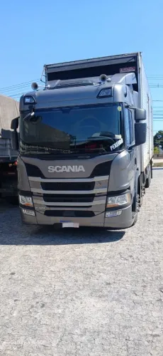 SCANIA P320 8X2 ANO: 2024 BAÚ SECO