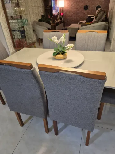 Mesa com 6 cadeiras e prato giratório