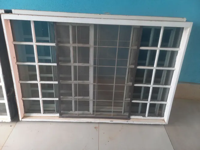 Vendo 4 janelas de 1.50 por 1.00 com grade e vidros lisos e tela mosquiteiro
