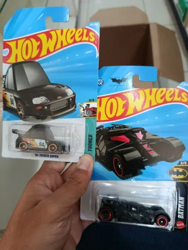 Hotweels mainlines :94  TOYOTA SUPRA , BATMÓVEL, LOTUS CORTINA 